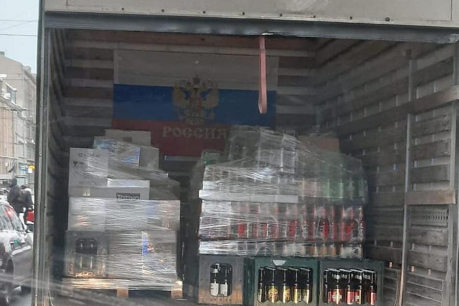 Измена! В развозящем спиртное фургоне заметили флаг страны-оккупанта