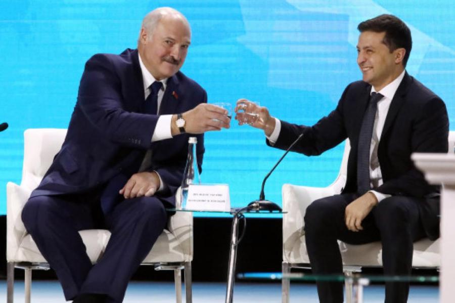 Визит Владимира Зеленского в Минск состоялся в августе 2020 года, в разгар протестов против Лукашенко. «Лукашенко имеет договоренность с Зеленским», сообщает «Голос Америки» (ВИДЕО)