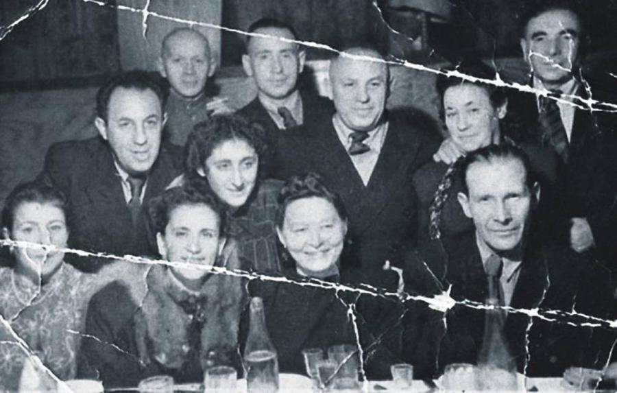 Жанис (первый ряд справа) и Йоханна Липке с некоторыми из спасенных ими людей, Рига, 1947 год. Жанис (первый ряд справа) и Йоханна Липке с некоторыми из спасенных ими людей, Рига, 1947 год.