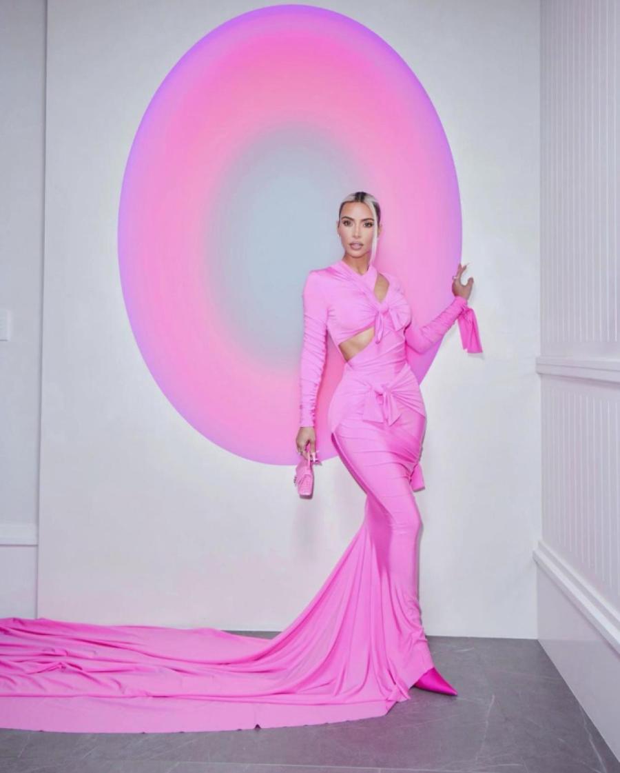Ким Кардашьян в наряде Balenciaga Ким Кардашьян в наряде Balenciaga