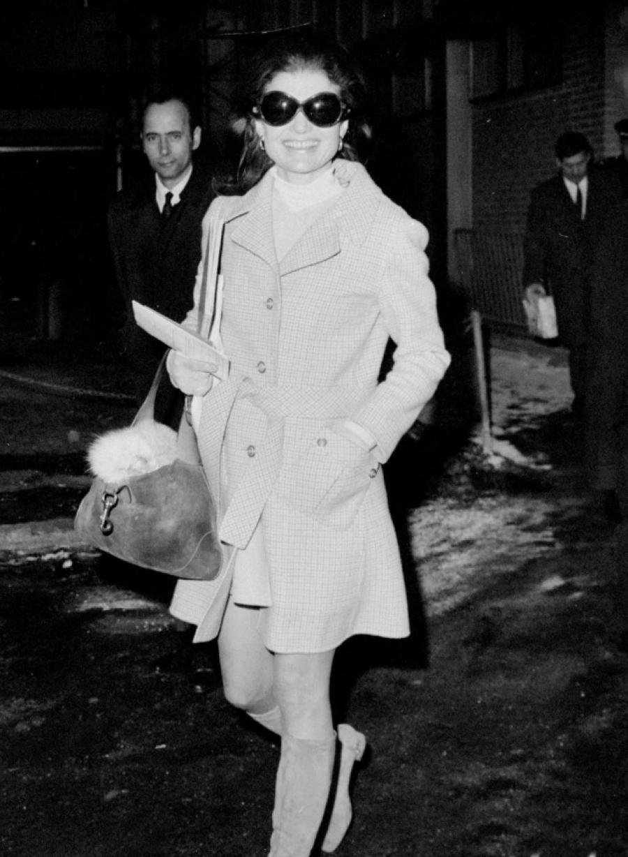 Джеки Кеннеди со своей сумкой 1961 года в 70-х годах Джеки Кеннеди со своей сумкой 1961 года в 70-х годах