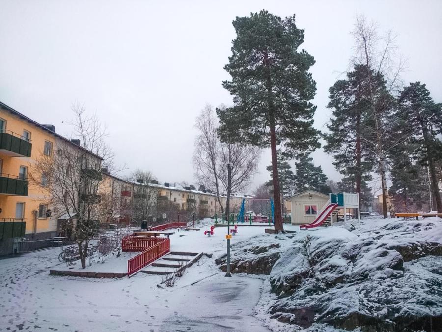 В маленьких городках течет тихая, размеренная жизнь. В маленьких городках течет тихая, размеренная жизнь.