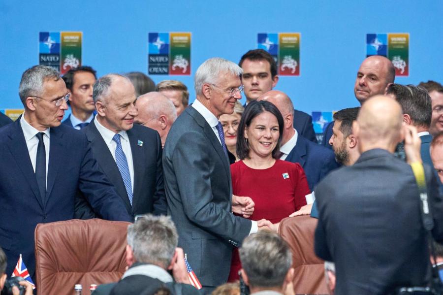 В Вильнюсе Кр. Кариньш сфотографировался с президентом Украины В. Зеленским. В Вильнюсе Кр. Кариньш сфотографировался с президентом Украины В. Зеленским.
