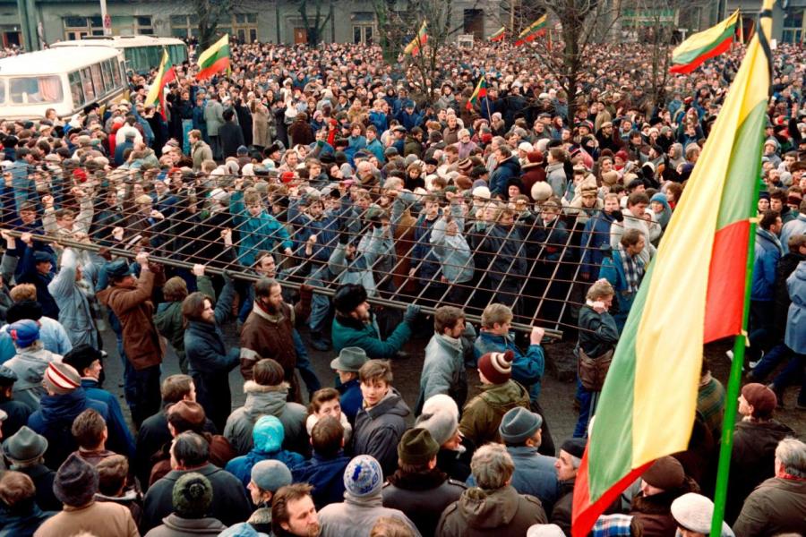 Литовцы возводят баррикады перед зданием парламента в Вильнюсе, 13 января 1991 года. Литовцы возводят баррикады перед зданием парламента в Вильнюсе, 13 января 1991 года.