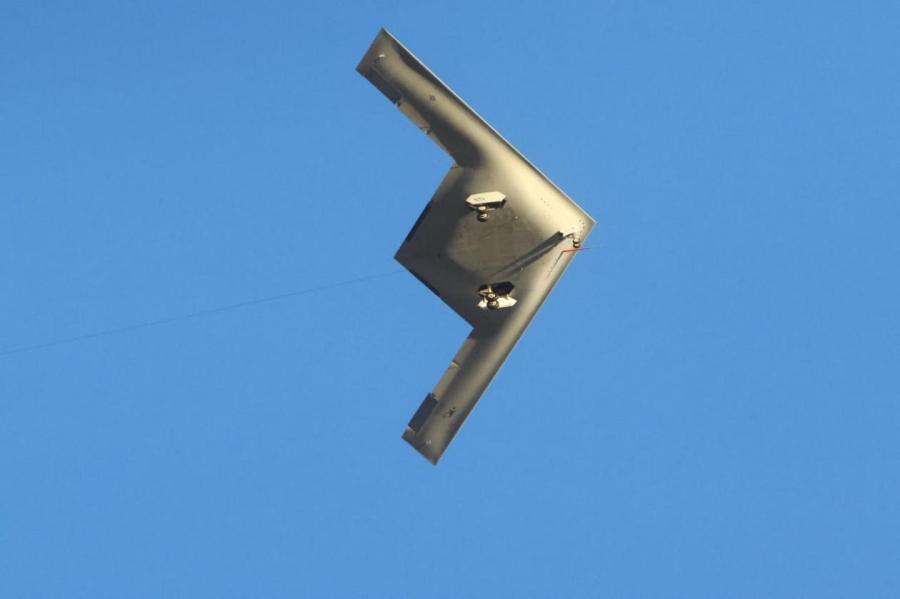 В полете B-21 напоминает своего предшественника B-2. В полете B-21 напоминает своего предшественника B-2.