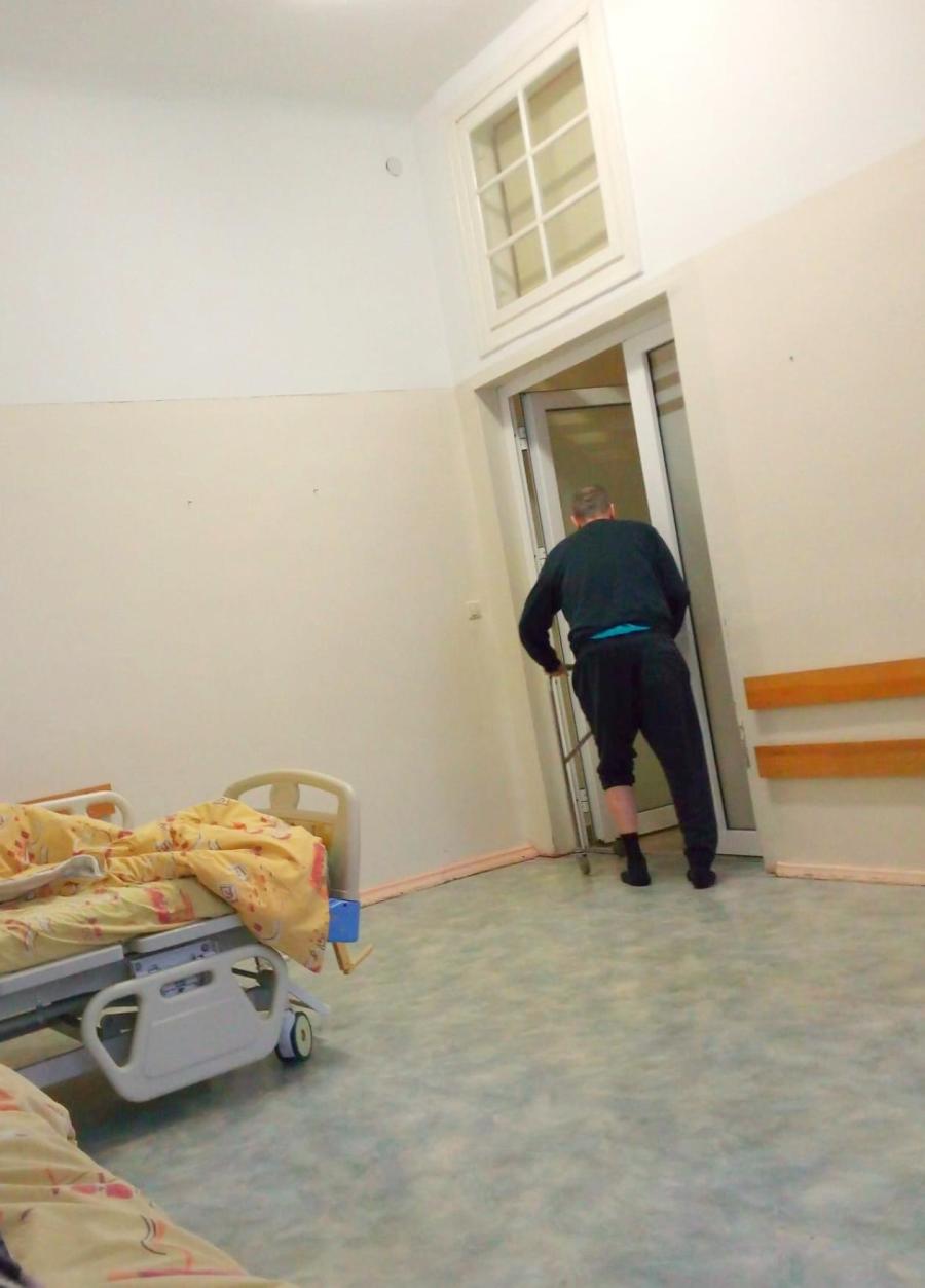 После нескольких неудачных попыток передвижения полностью своими силами лесоруб Зигис воспользовался ходунками. Но с ними он тоже падает. После нескольких неудачных попыток передвижения полностью своими силами лесоруб Зигис воспользовался ходунками. Но с ними он тоже падает.