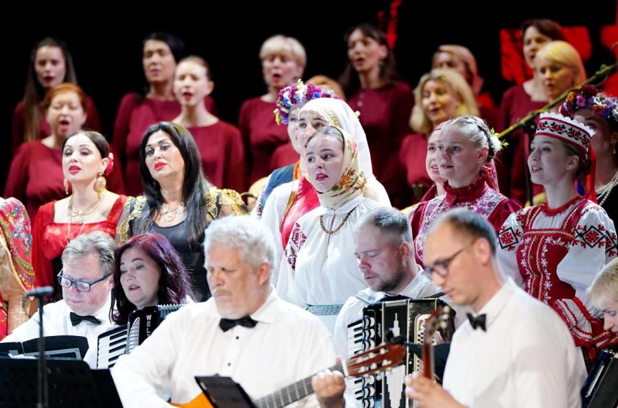В этом году продолжится финансирование культуры нацменьшинств. На фото — фольклорный концерт в Рижском русском театре имени Михаила Чехова. В этом году продолжится финансирование культуры нацменьшинств. На фото — фольклорный концерт в Рижском русском театре имени Михаила Чехова.