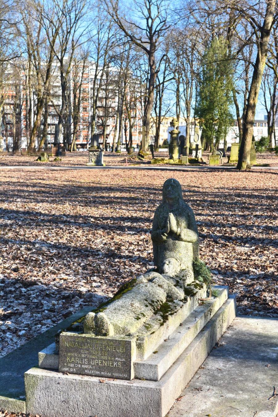 У кого-то вековая – в прямом смысле – скорбь, а некоторые покупают квартиры в новом проекте. У кого-то вековая – в прямом смысле – скорбь, а некоторые покупают квартиры в новом проекте.